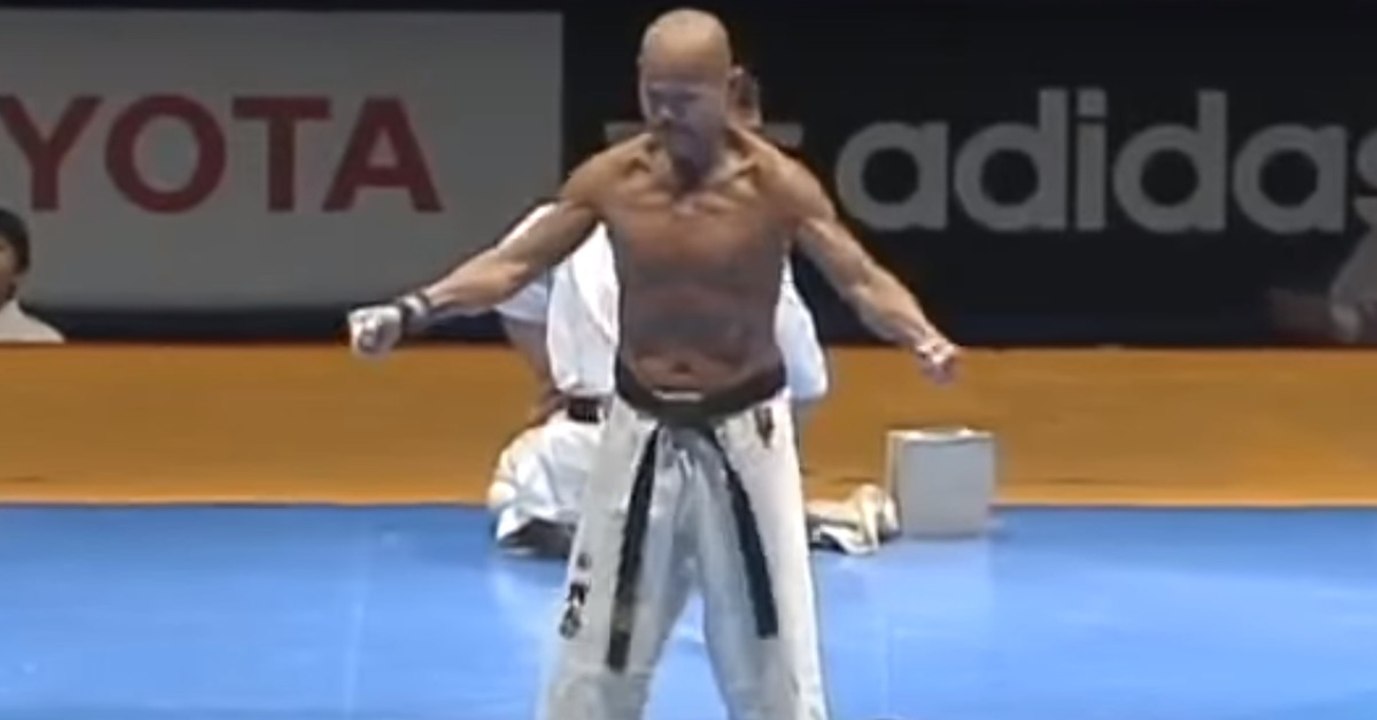 Krasse Vorführung: Dieser Karate-Opa ist 75 Jahre alt und hat es immer noch voll drauf!