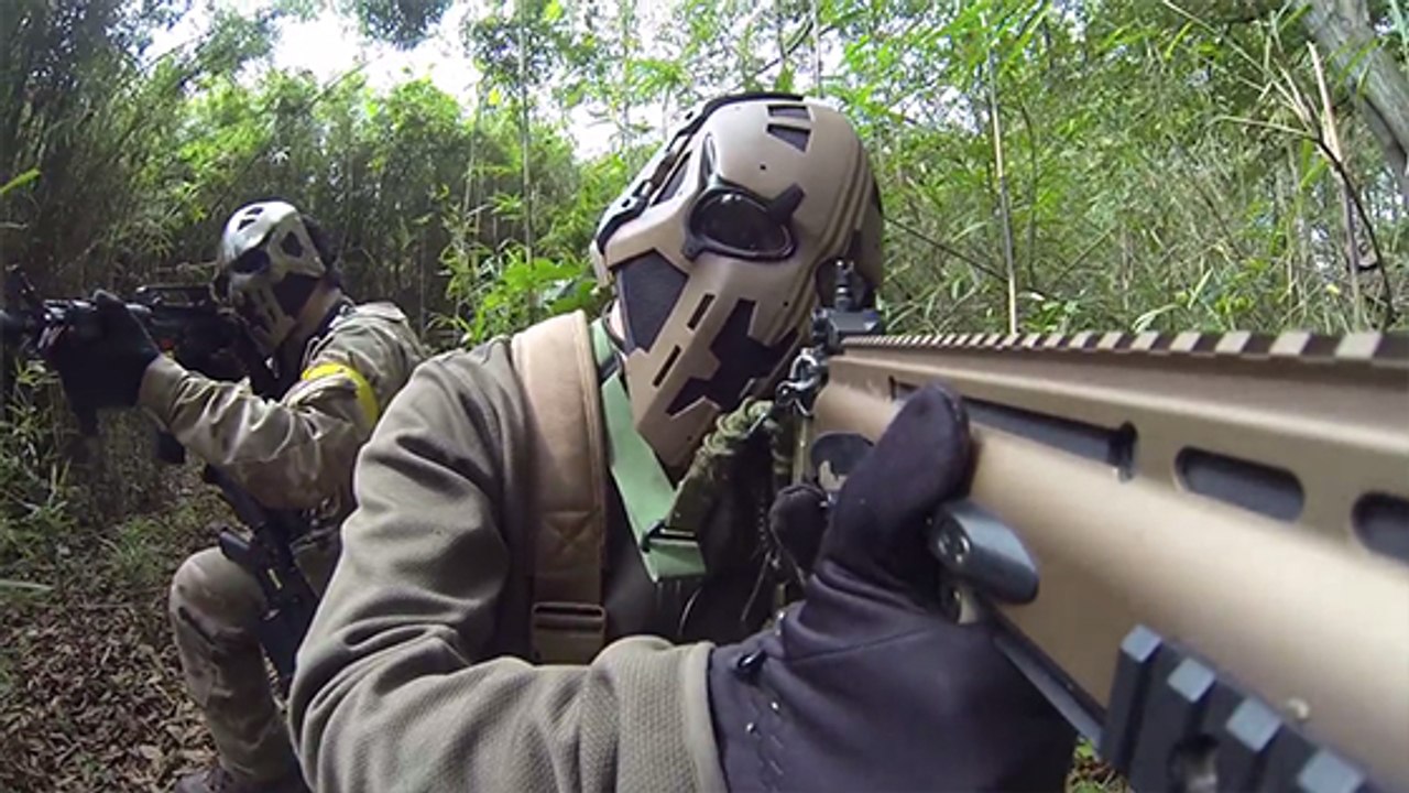 Britische Spezialeinheiten testen einen Star-Wars-Helm