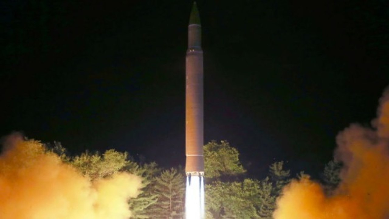 Jetzt drehen sie völlig ab: Nordkorea schießt eine Rakete in Richtung eines Passagierflugzeugs