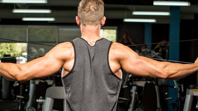 Trainiert euch große Deltamuskeln allein mit dem Körpergewicht an! So geht's!