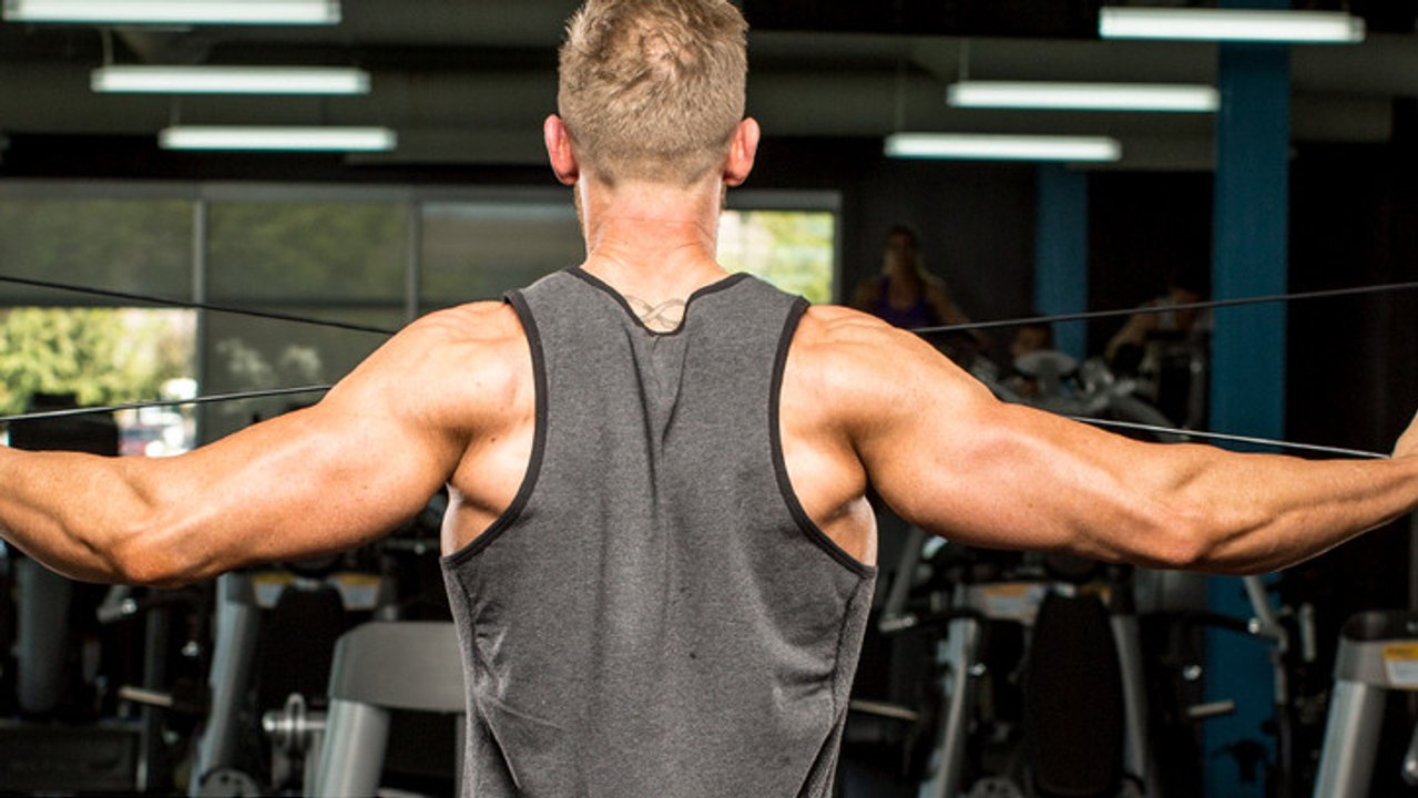 Trainiert euch große Deltamuskeln allein mit dem Körpergewicht an! So geht's!