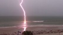 Slow-Motion: Blitz schlägt am Strand ein