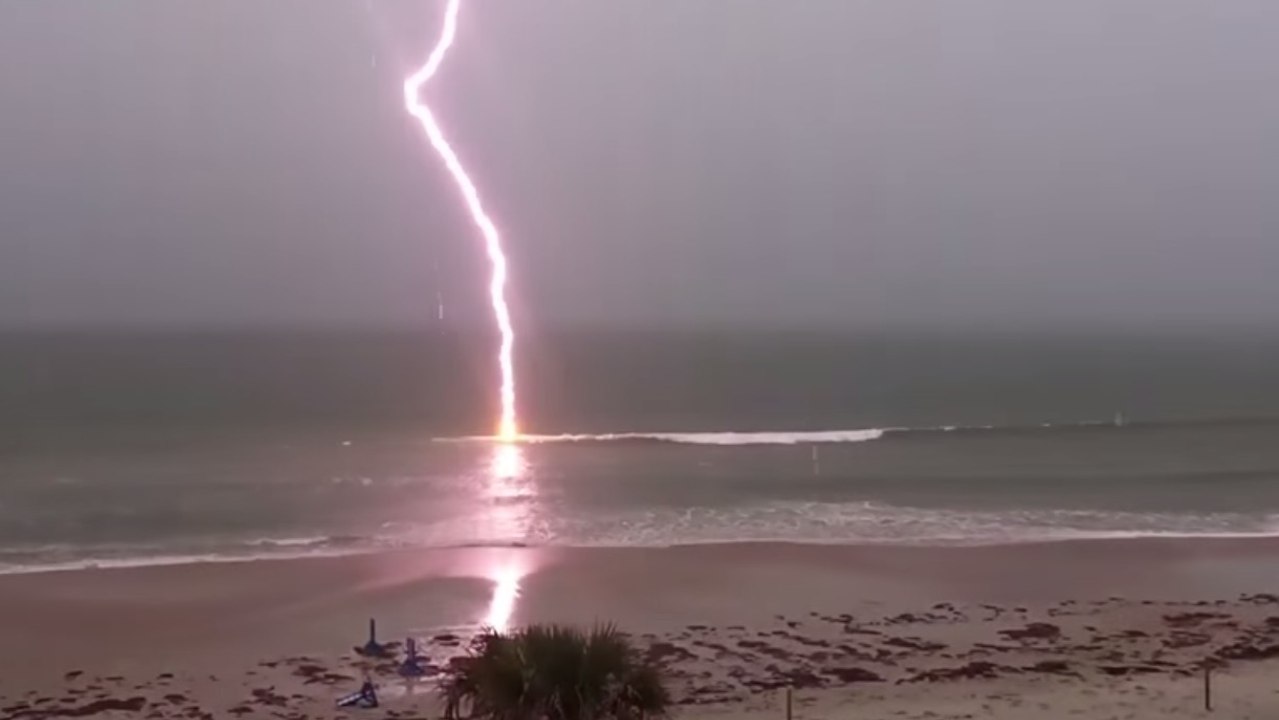 Slow-Motion: Blitz schlägt am Strand ein