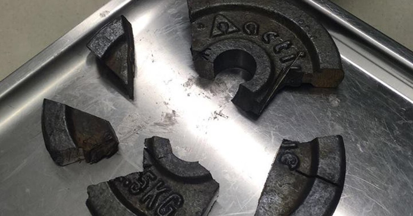 Mann klemmt sensibelstes Körperteil in Hantel ein: Die Folgen sind nicht auzumachen!