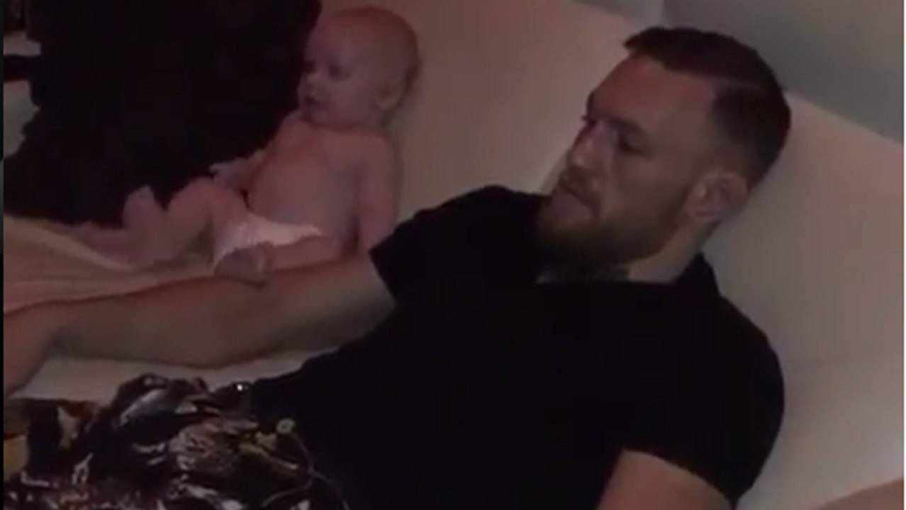 Conor McGregor sieht sich mit seinem Sohn einen MMA-Kampf an