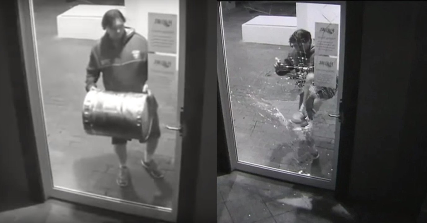 Betrunkener schlägt mit Bierfass offene Tür ein