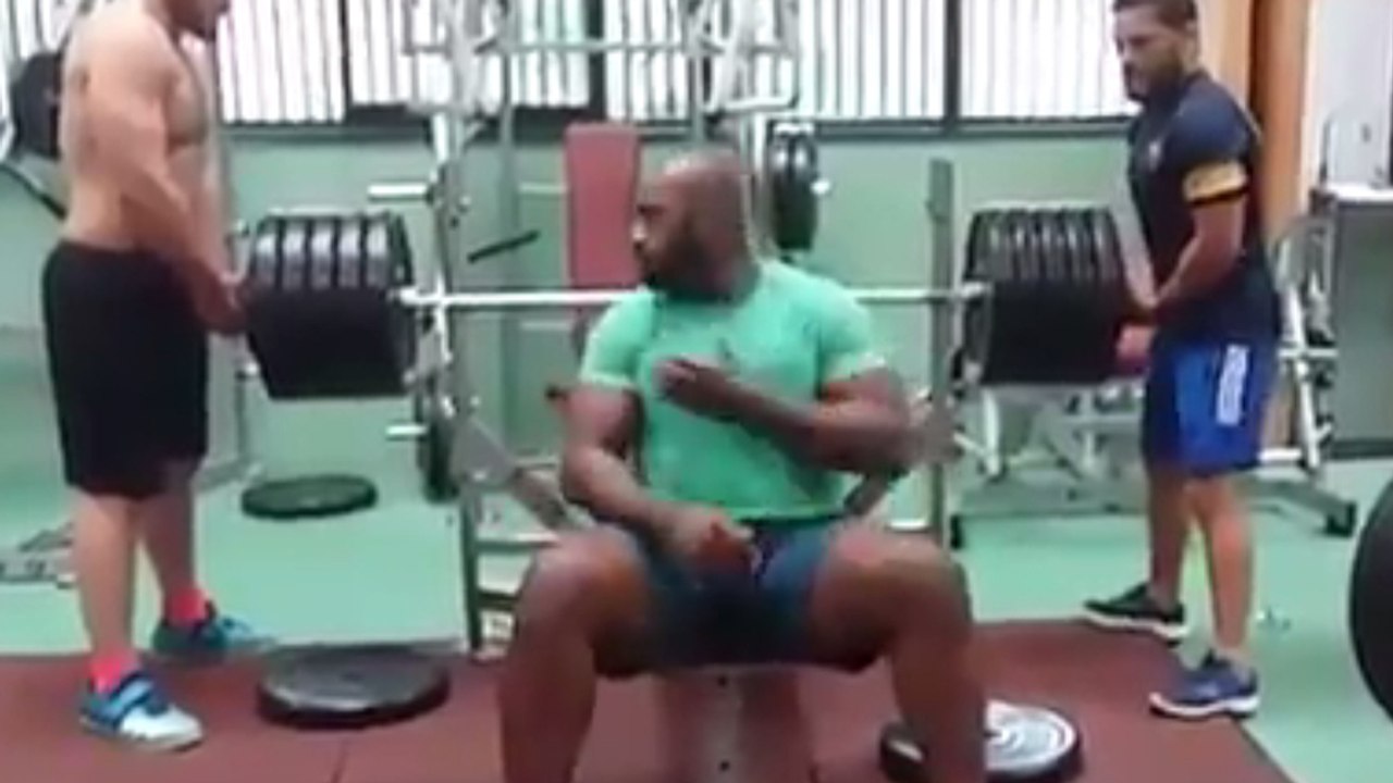 Teddy Riner ist ein wahres Monstrum im Bankdrücken! Du ahnst nicht wie viel er schafft!