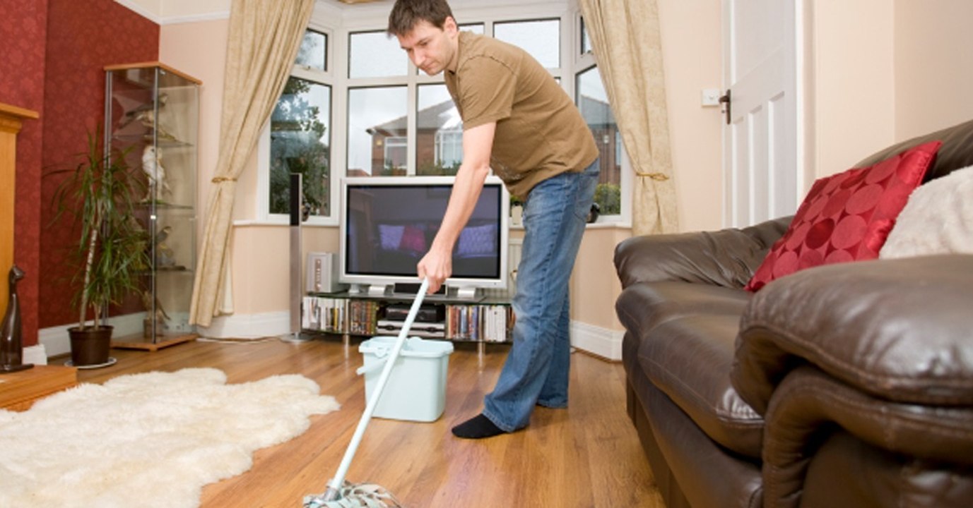 Studie beweist, dass Putzen für Männer viel zu gefährlich ist