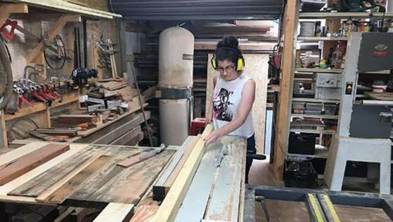 Mit nur 8.000 Euro: Single-Mutter baut Haus für sich und ihre beiden Söhne