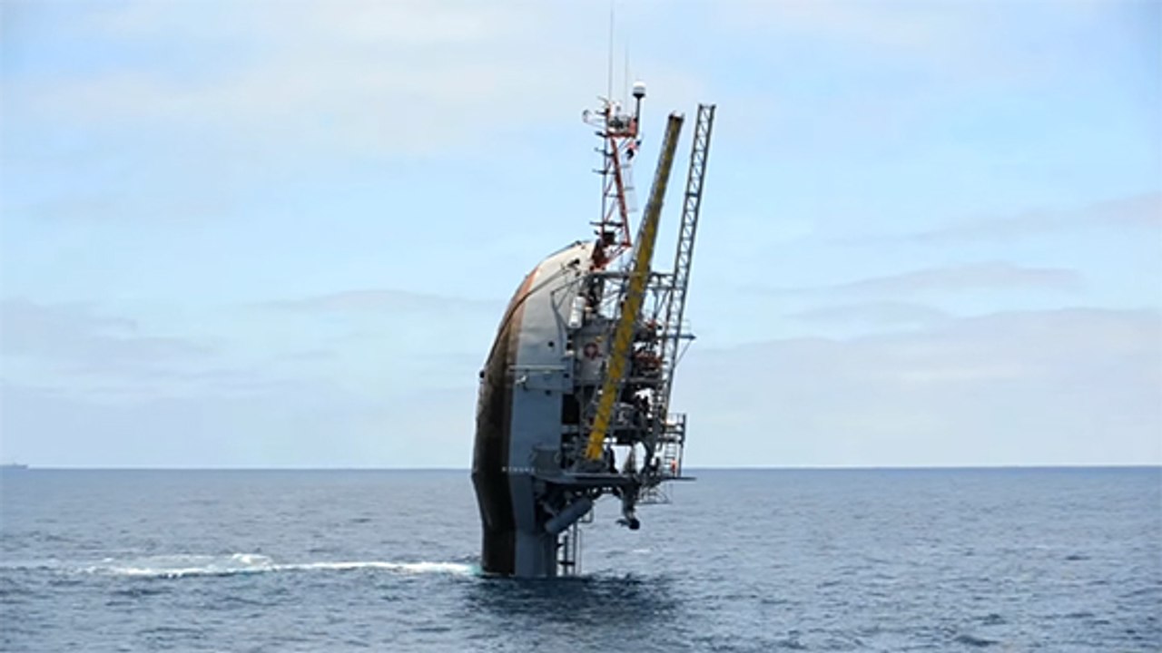 R/P FLIP: Ein Schiff taucht senkrecht ab