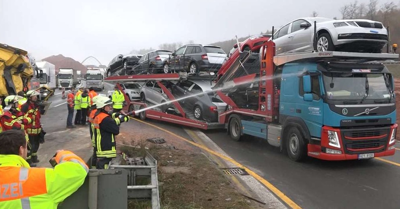 A3: Feuerwehr bespritzt LKW-Gaffer mit Wasser