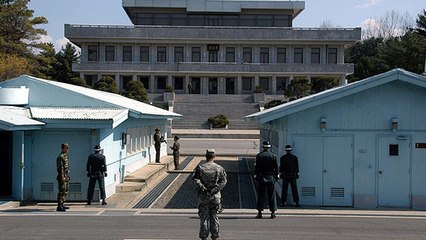 Ein nordkoreanischer Soldat flieht über die Grenze nach Südkorea. Dann eröffnen seine Kameraden das Feuer