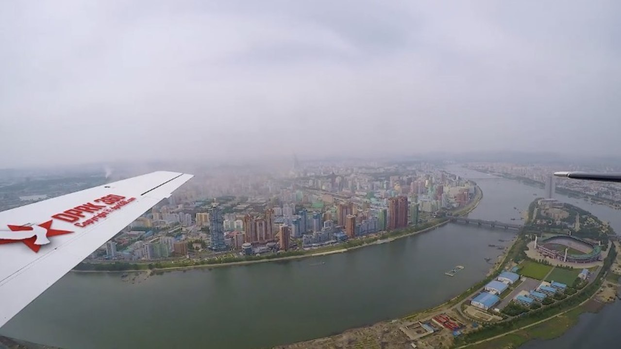 Aus einem Flugzeug heraus dreht er heimlich ein Video von der nordkoreanischen Hauptstadt