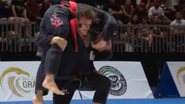 Jiu-Jitsu: Alexandre Vieira macht einen Loop-Choke und sein Gegner verliert das Bewusstsein