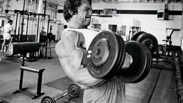 Arnold Schwarzenegger zeigt seine Lieblingsübung für den Bizeps