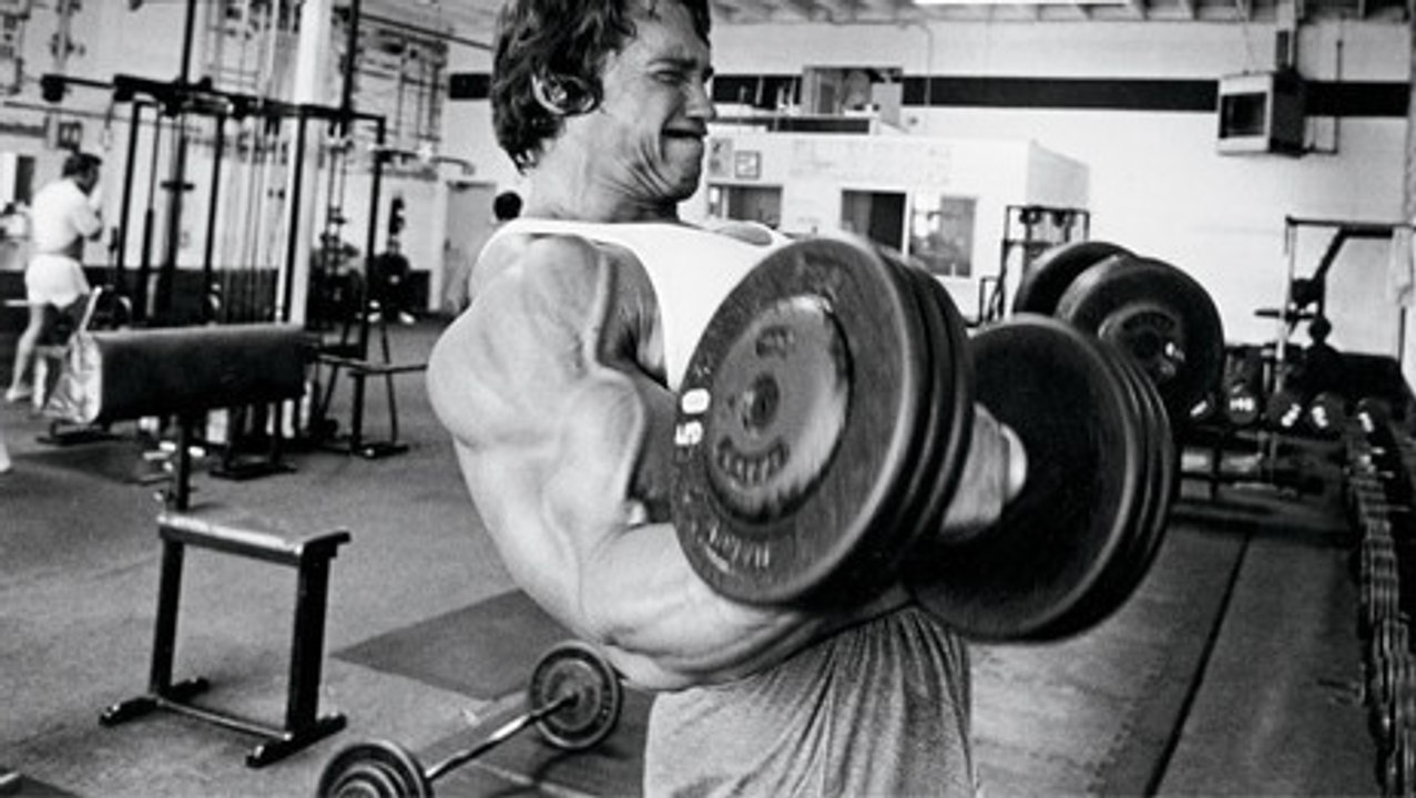 Arnold Schwarzenegger zeigt seine Lieblingsübung für den Bizeps