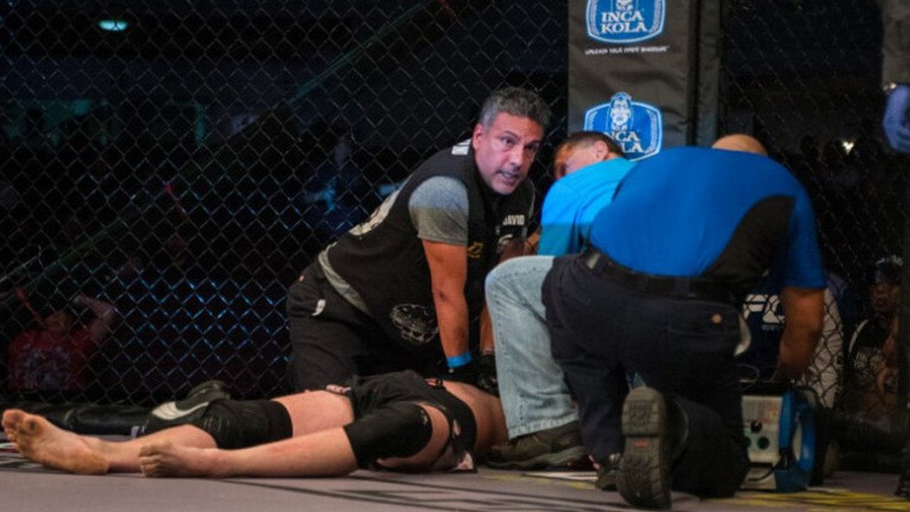 MMA-Kämpfer stirbt zweimal hintereinander im Oktagon und überlebt