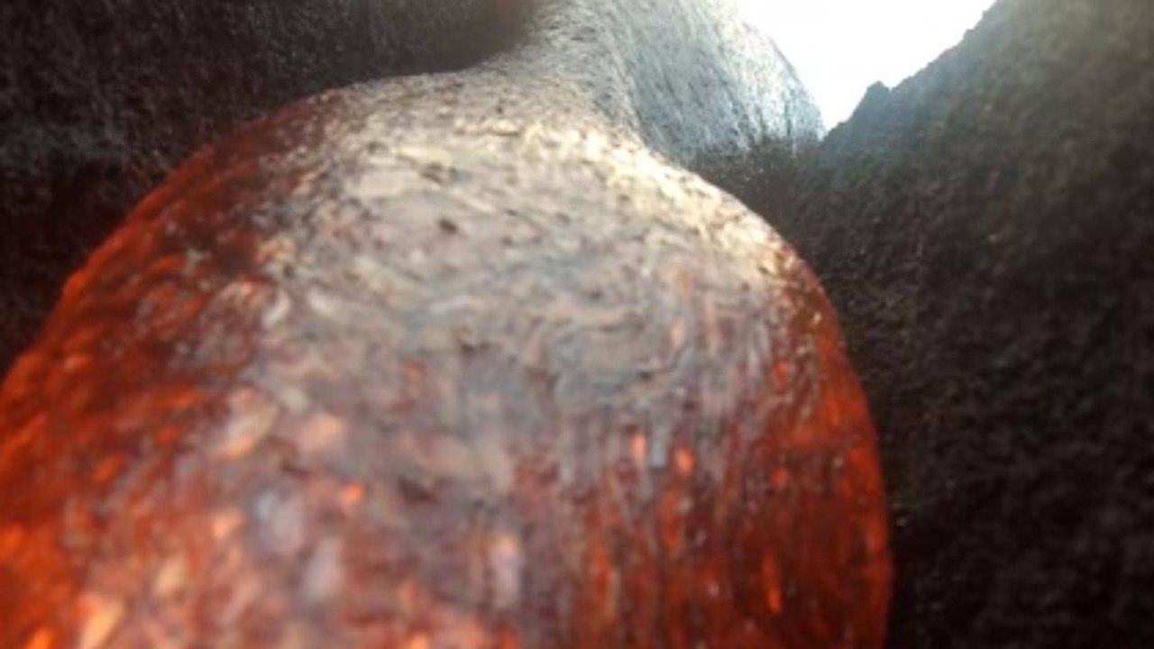 Die Kamera fällt in die glühende Lava. Dann taucht sie wieder auf und hat alles gefilmt