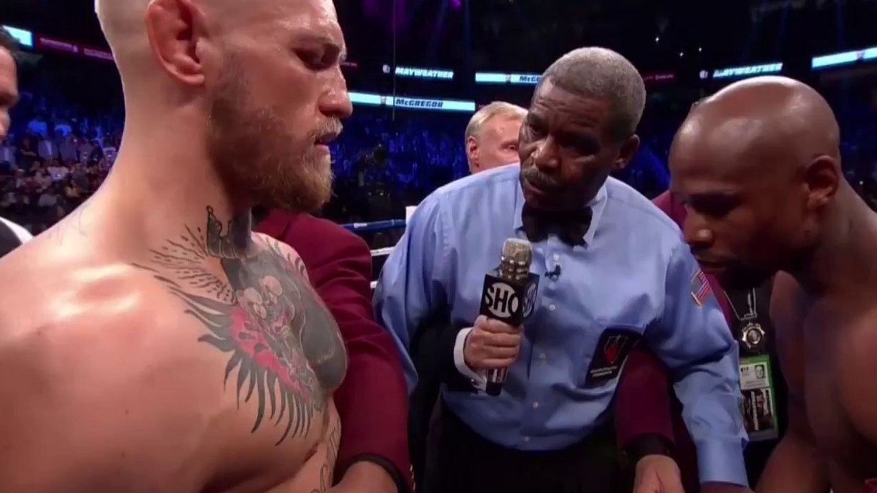 Conor McGregor attackiert den Kampfrichter, der seinen Kampf gegen Floyd Mayweather abgebrochen hat