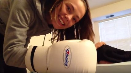 Rose Namajunas weckt ihren Freund Pat Barry mit einem kräftigen Faustschlag