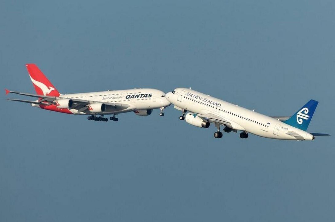 Zwei flugzeuge setzen gleichzeitig zum landen an