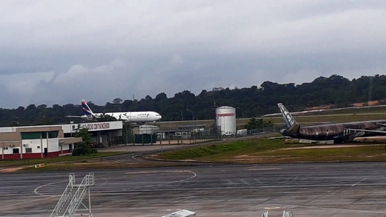 Boeing 777-300ER PT-MUE pousa em Manaus vindo de Guarulhos