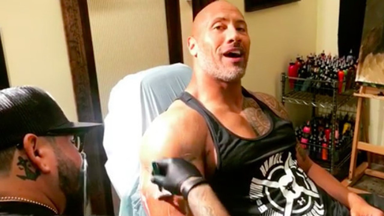 The Rock präsentiert sein neues Tattoo. Nichts für schwache Nerven!