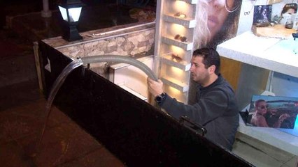 İzmir'i sağanak vurdu: Ev ve iş yerlerini su bastı, yol çöktü