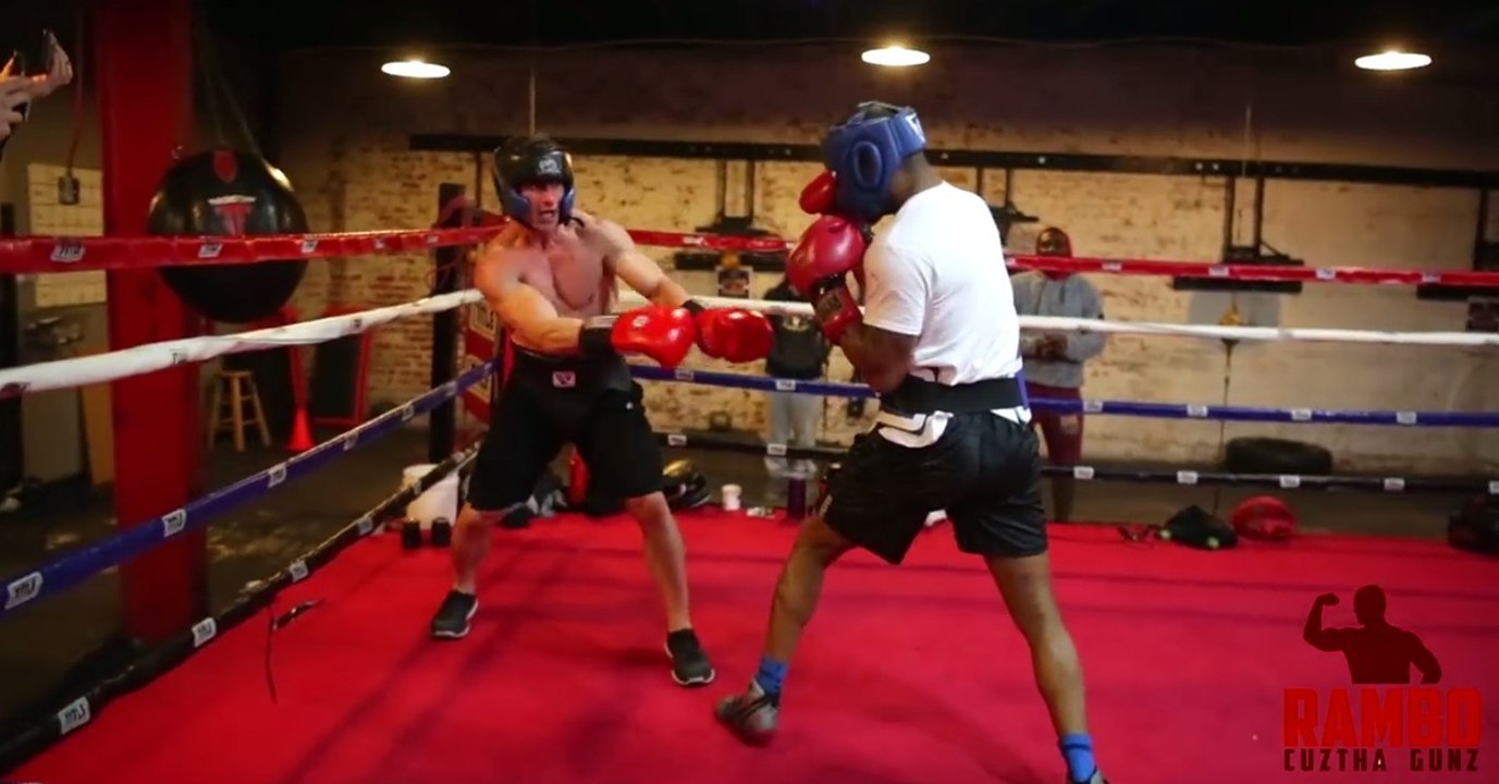 Bodybuilder fordert Boxer heraus: Ein schwerer Fehler (Video)