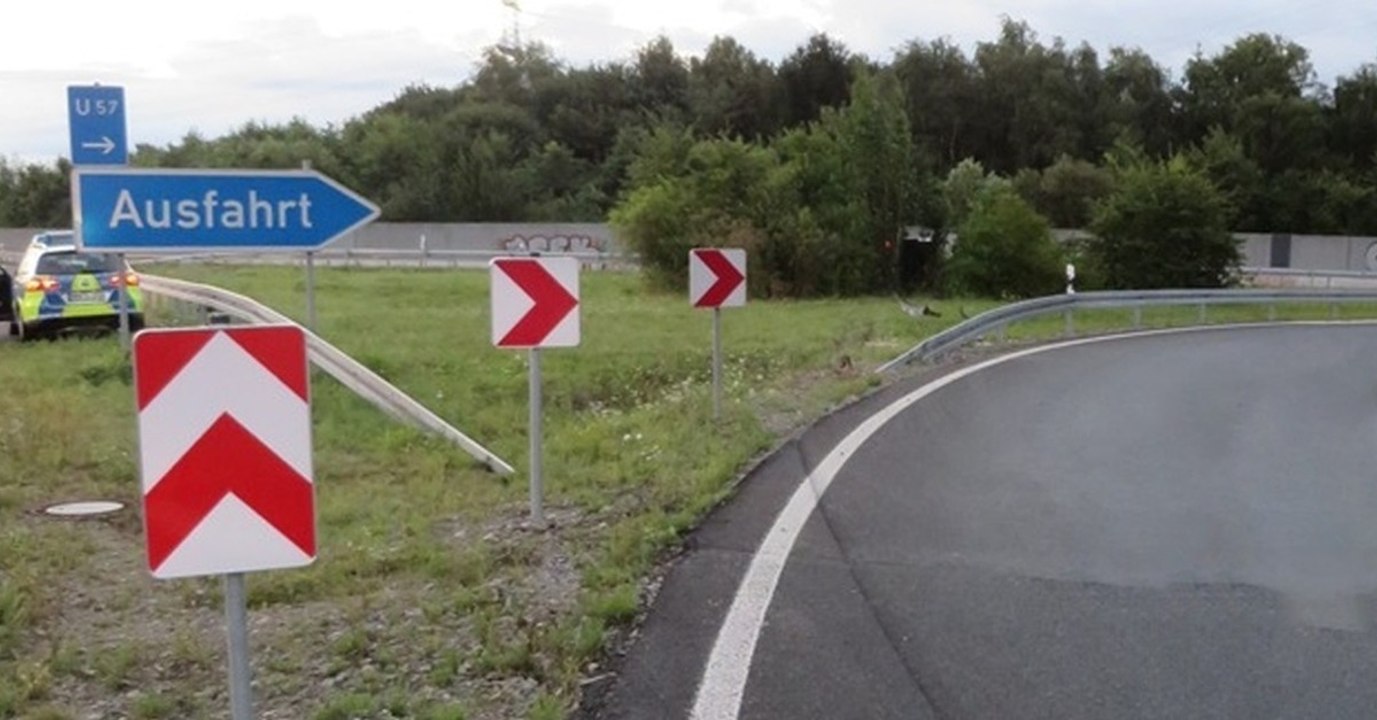 Betrüger warten auf der Autobahn-Ausfahrt und bitten um Geld