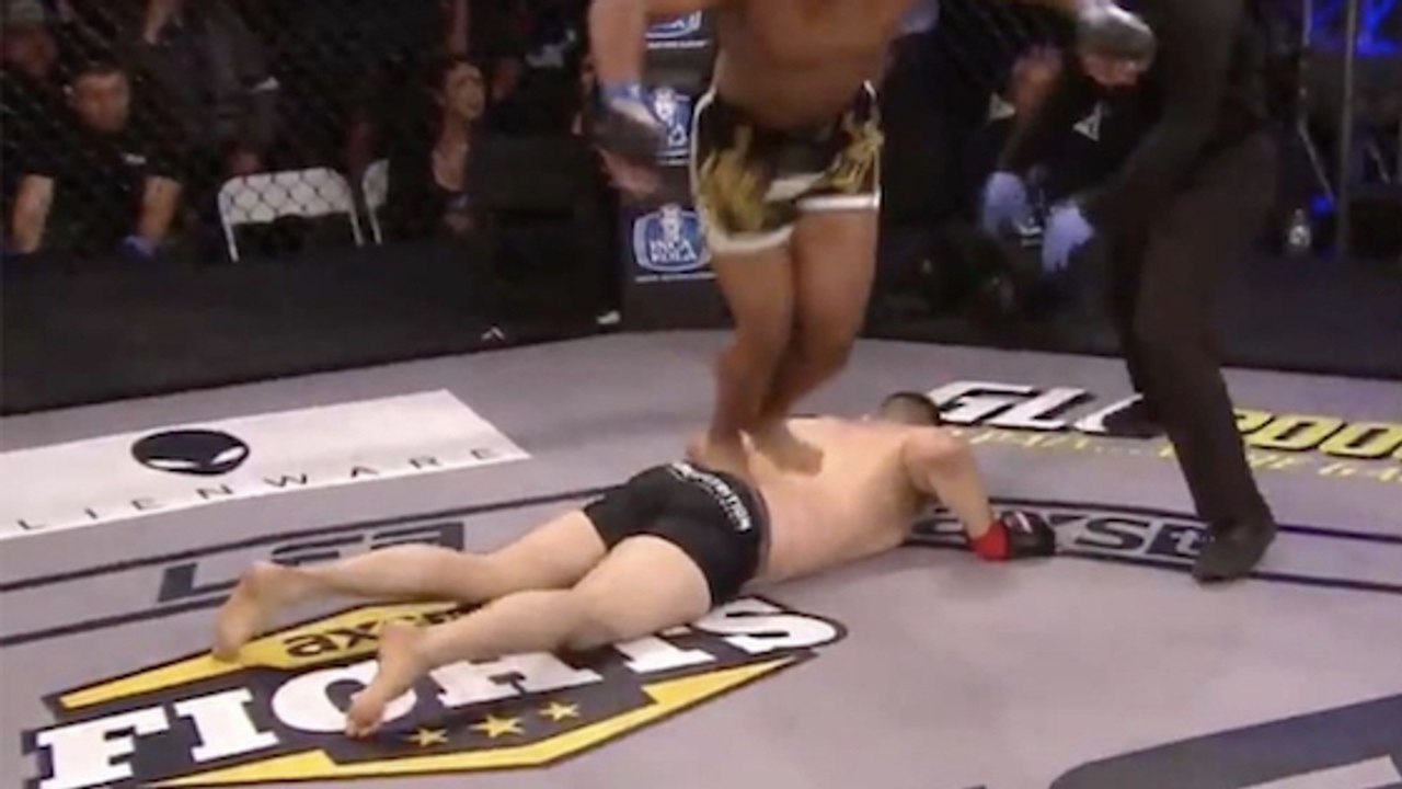 MMA-Kämpfer feiert seinen Sieg mit einem Salto über seinen am Boden liegenden Gegner