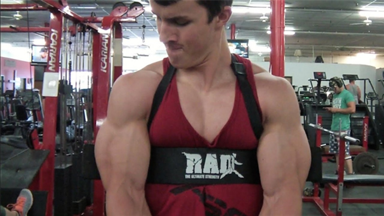 Er fängt 12 Jahren mit dem Bodybuilding an. So sieht er mit 17 aus