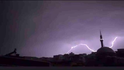 İzmir'de şimşekler görsel şölen oluşturdu