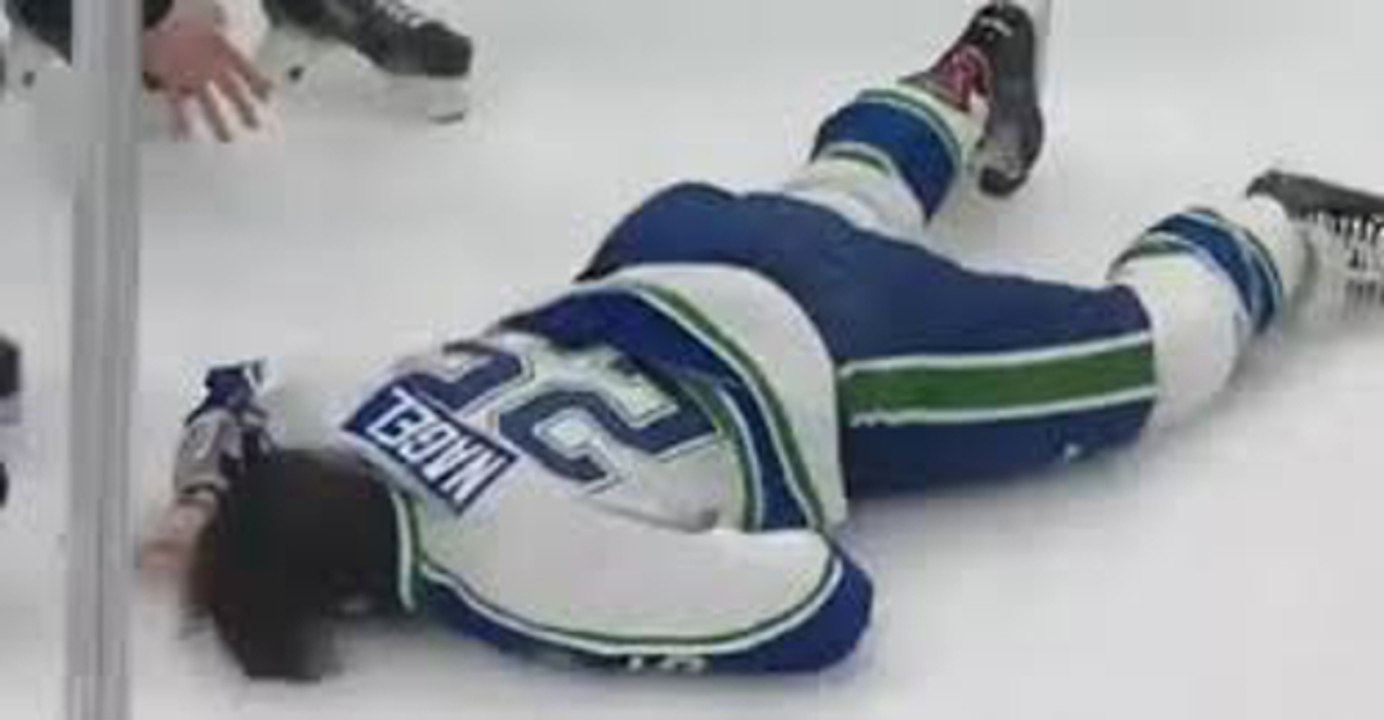 Hockey: Colton Kehler und Tanner Nagel liefern sich mitten im Spiel eine Schlägerei, die mit einem fetten K. o. endet