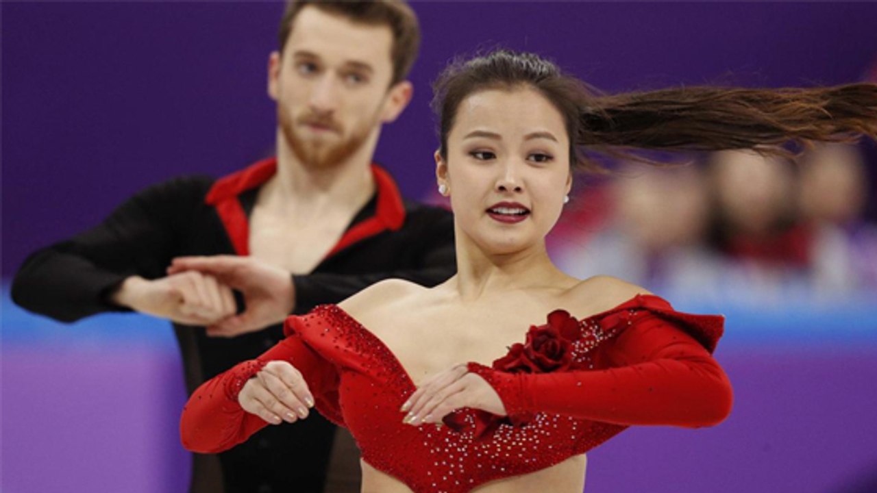 Eisläuferin verliert Klammer, die ihr Kleid hält