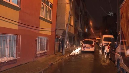 İSTANBUL  - Bağcılar'da bir binanın bahçesinde göçük oluştu