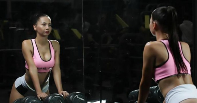 Lehrerin steht wegen gewagtem Fotoshooting mit minderjährigen Schülerinnen in der Kritik