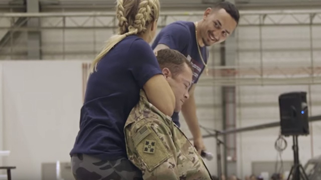 Ufc: paige vanzant würgt einen marinesoldaten, bis er in ohnmacht fällt