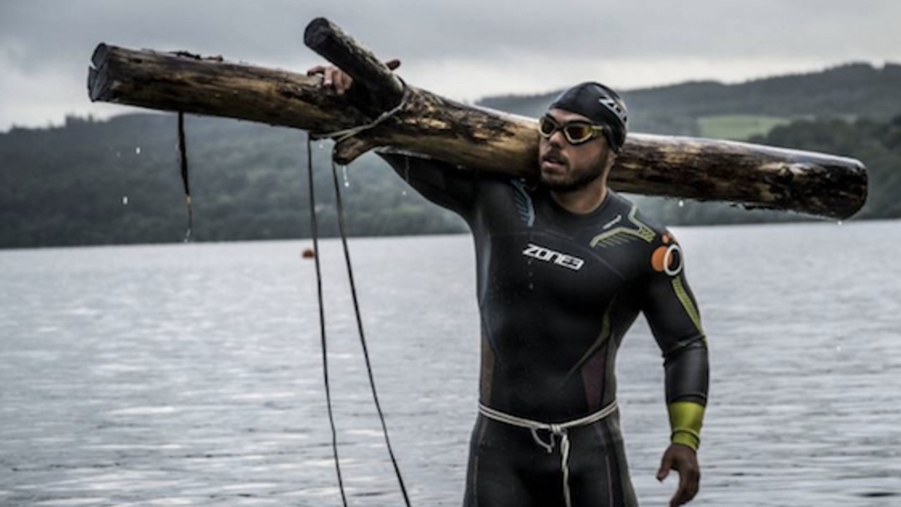 Extremsportler schwimmt 102 km und zieht dabei einen Baumstamm