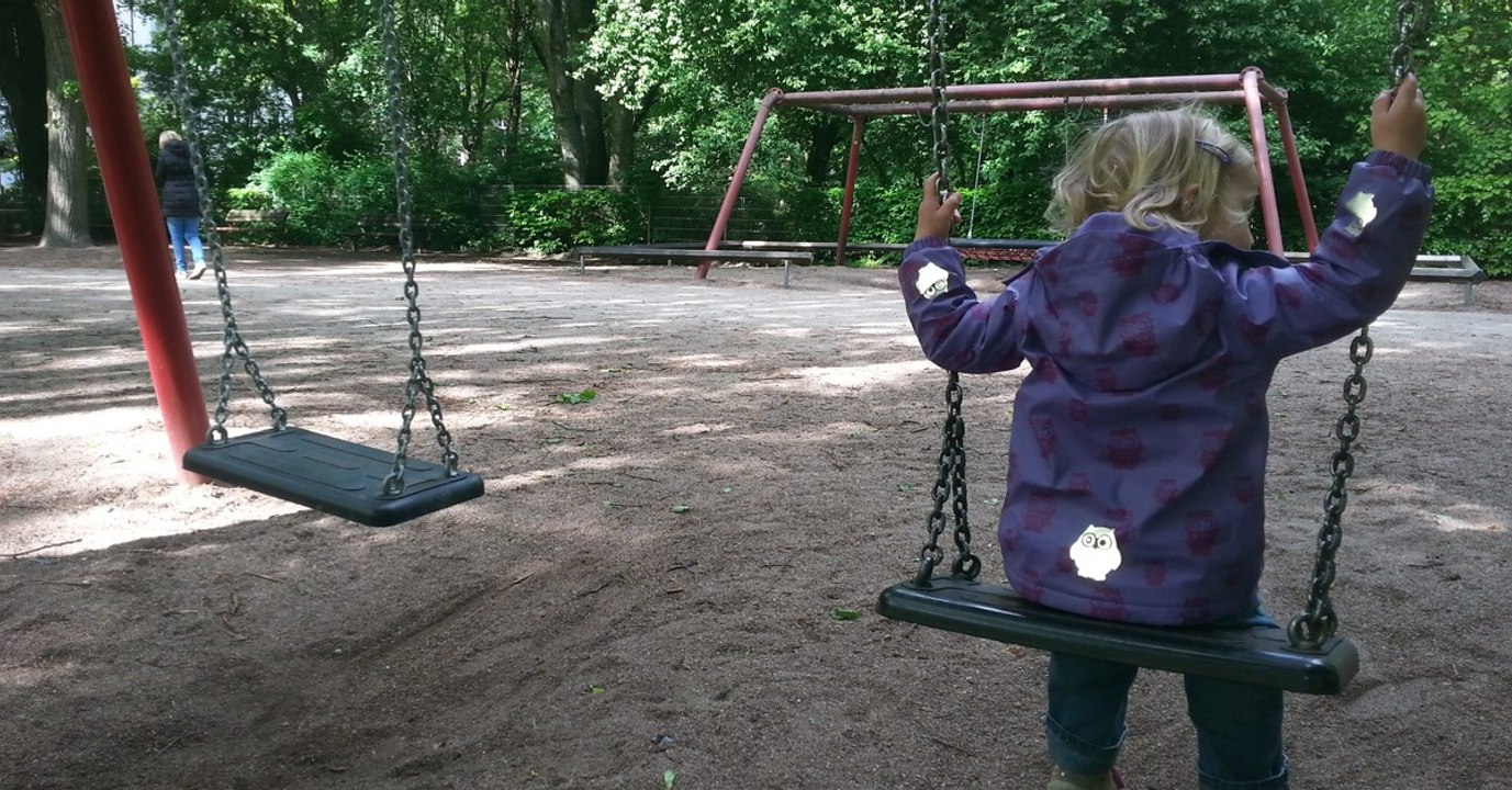 Tv-reporter machen horror-fund auf kinderspielplatz