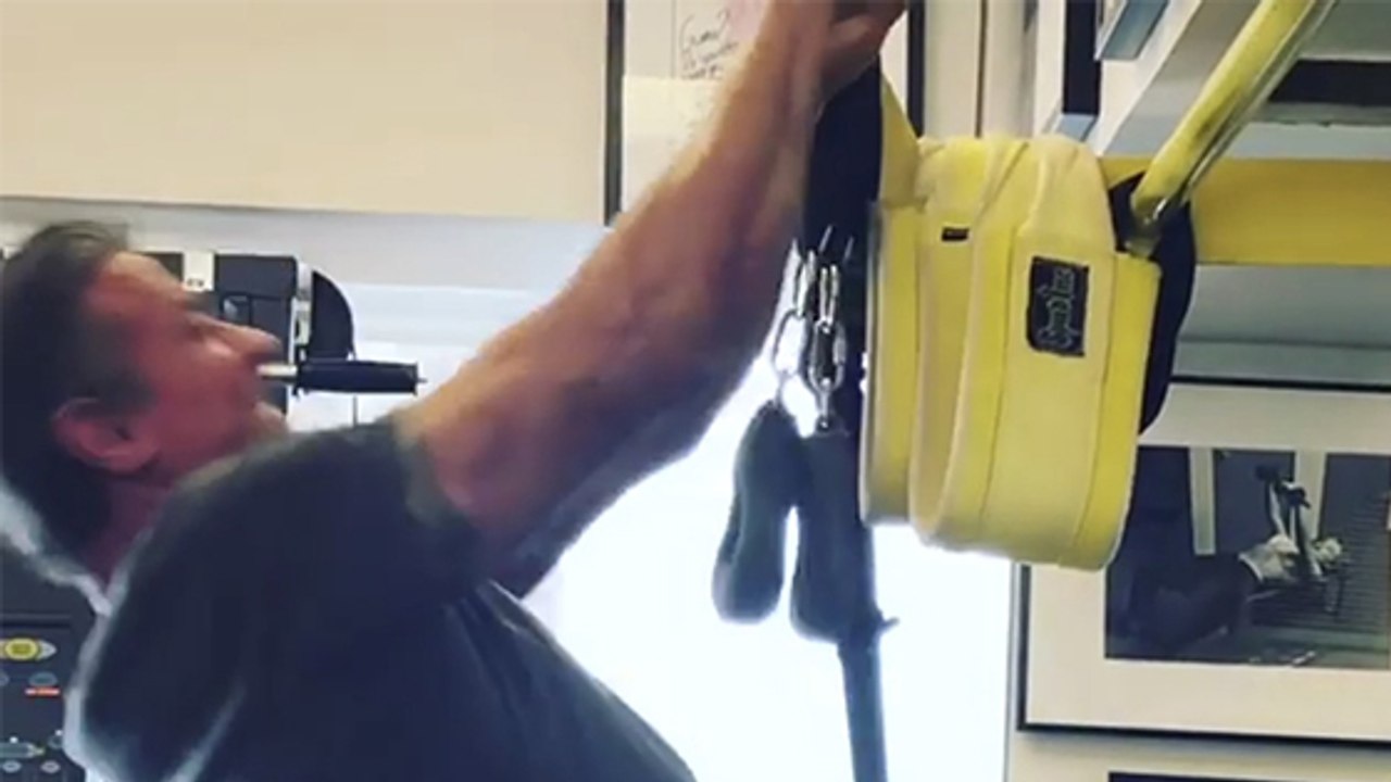 Headbanger-klimmzüge: sylvester stallone trainiert nach anweisungen von jeff cavaliere