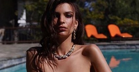 Am Pool: Emily Ratajkowski lässt alle Hüllen fallen