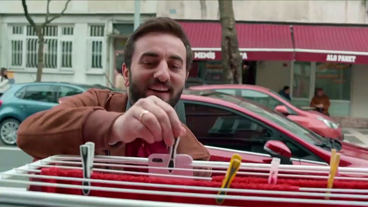 Aykut Enişte Video klip - Geliyor Geliyor Aykut...