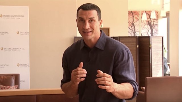 Wladimir Klitschko erklärt die perfekte Abwehrhaltung beim Boxen