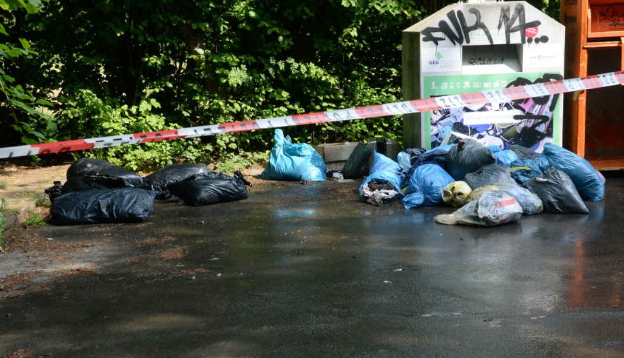 Blut strömt aus Altkleider-Container: 10 Minuten später rücken Polizei und Feuerwehr an