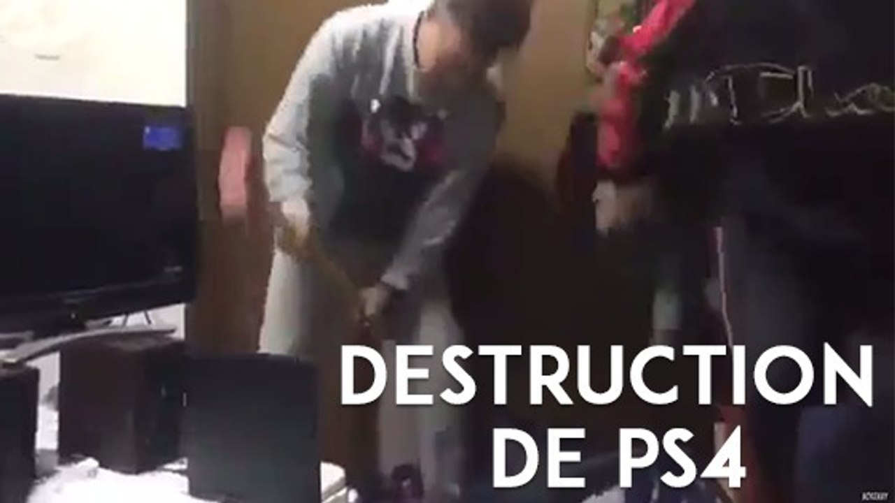 Un japonais détruit la PS4 toute neuve de son f...