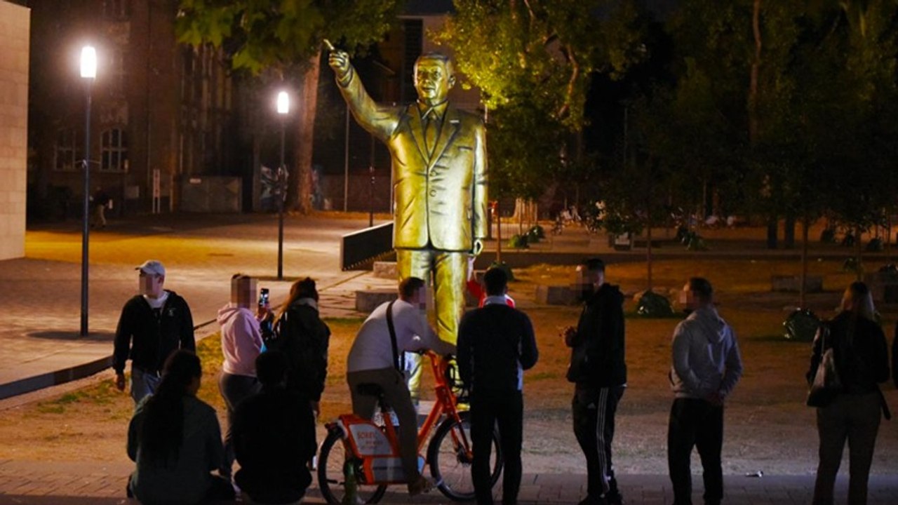 Erste Vorfälle an goldener Erdogan-Statue mitten in Deutschland