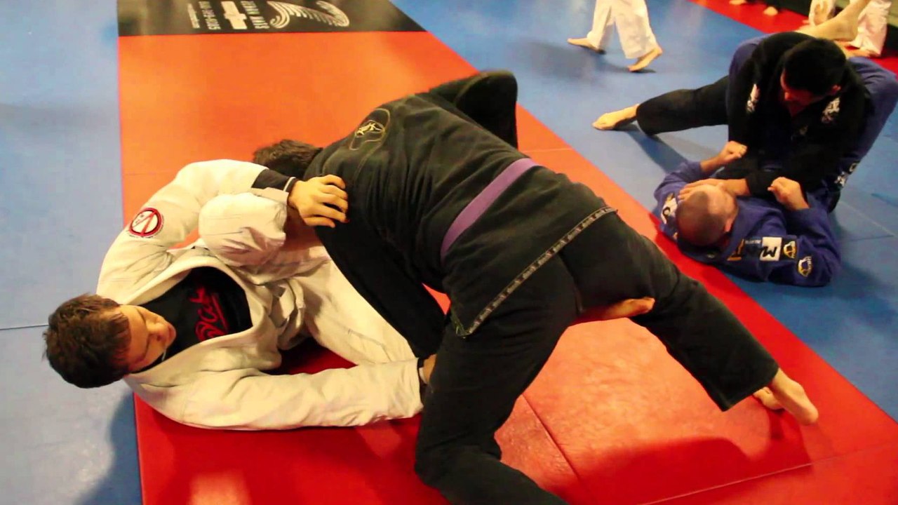 Jiu-Jitsu-Meister gibt sich in MMA-Club als Anfänger aus