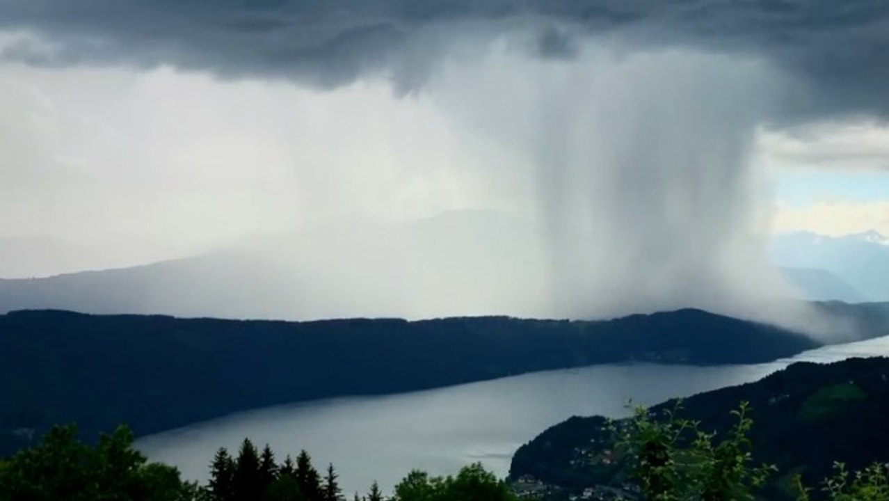 Österreich: beeindruckender „tsunami“ fällt aus den wolken