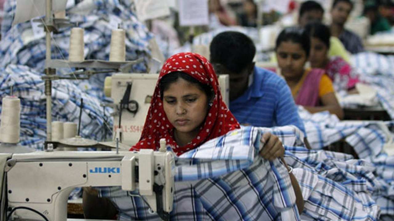 Billige Klamotten bei H&M: Eine Näherin beichtet, wie hoch der Preis dafür ist!